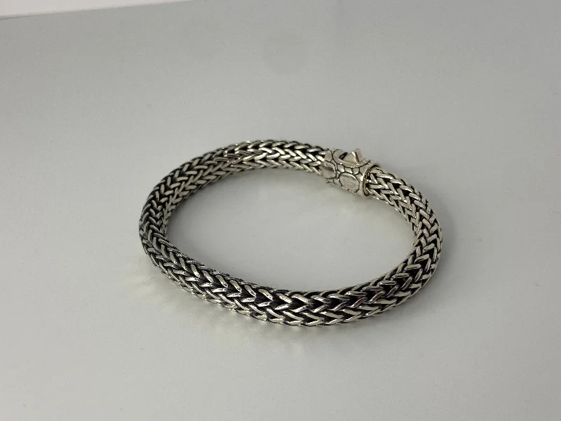 Ladies bracelets tarnish-free designs-Silver Chain Bracelet with Crocodile Skin Motif