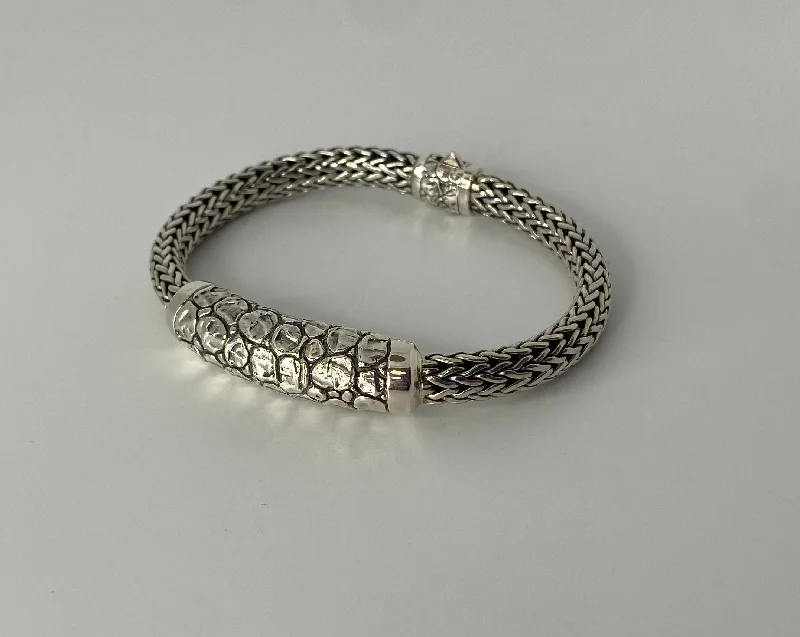 Ladies bracelets medium width styles-Silver Bracelet with Crocodile Motif